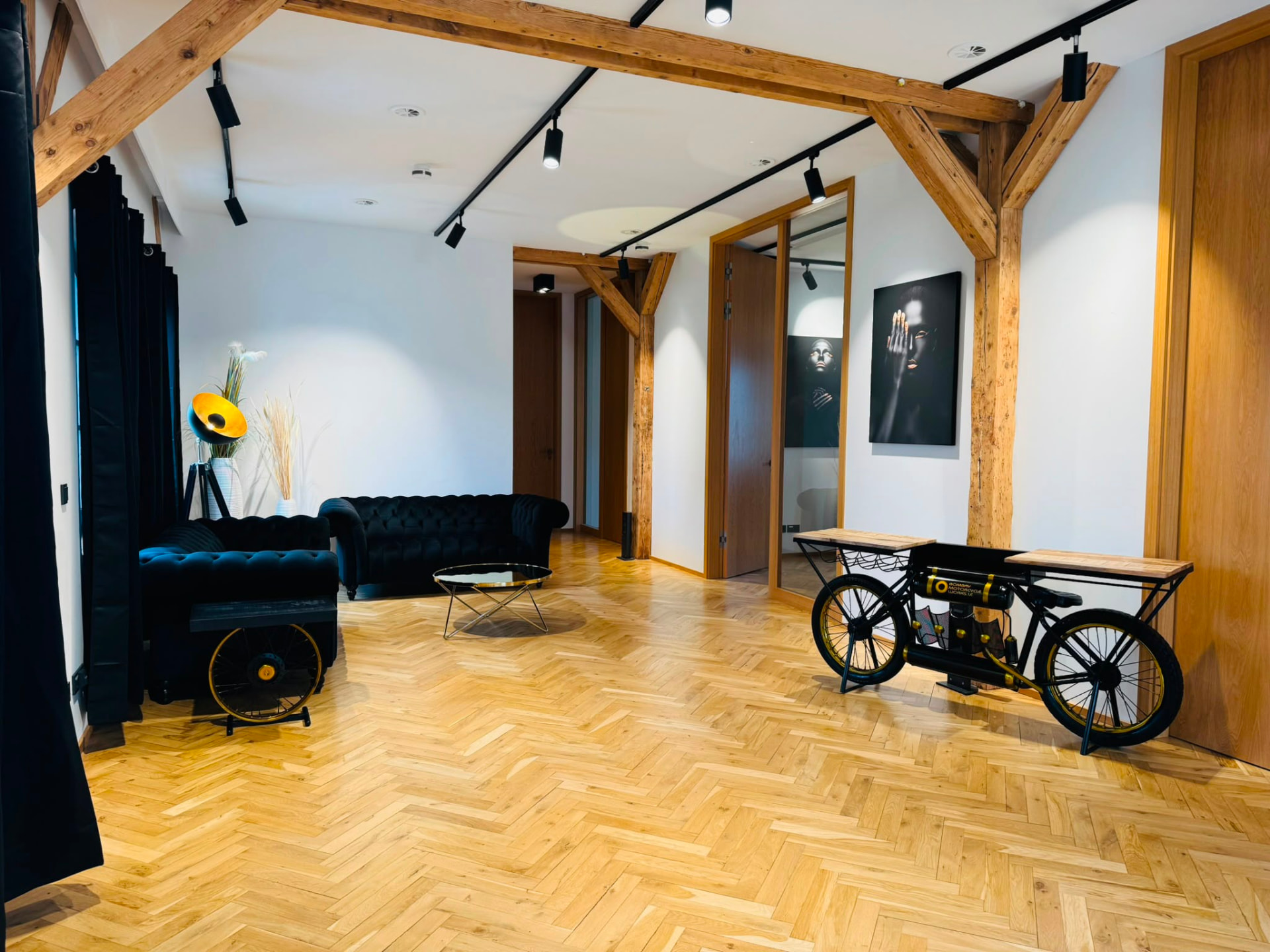Loungebereich mit Sitzgelegenheiten im Studio Art of Contour