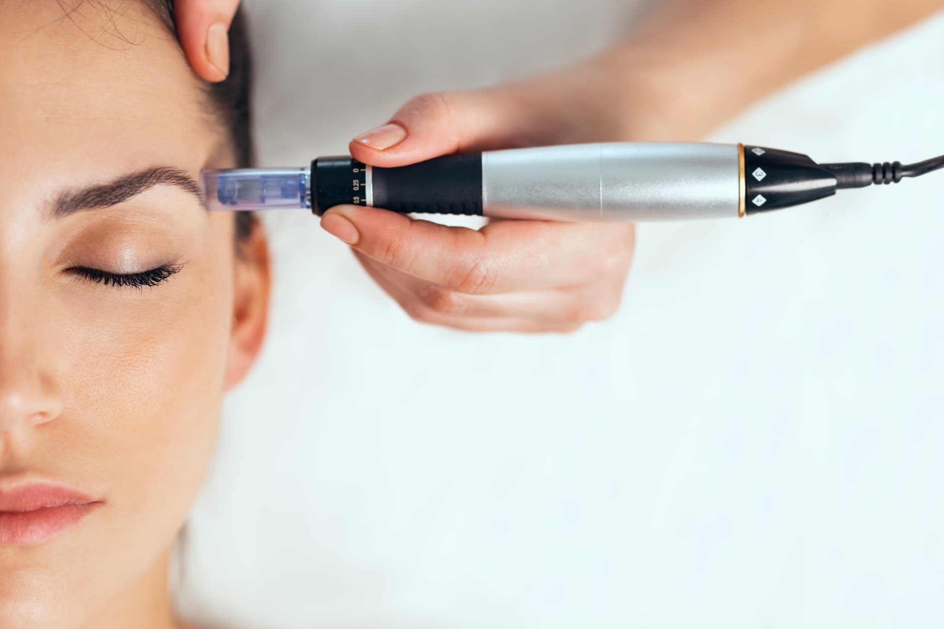 Microneedling-Behandlung an der Augenbraue