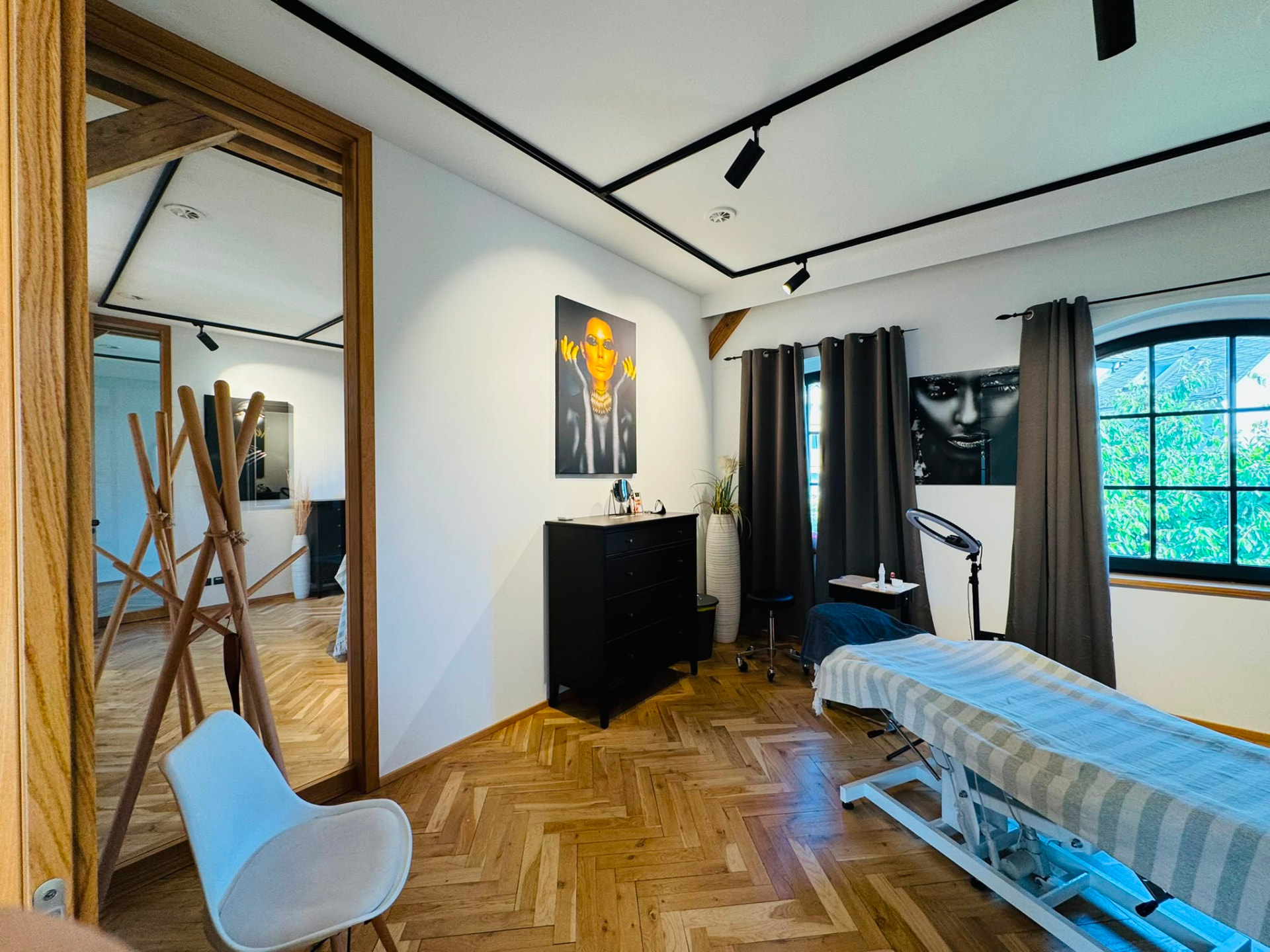 Behandlungsraum mit Spiegel im Studio Art of Contour