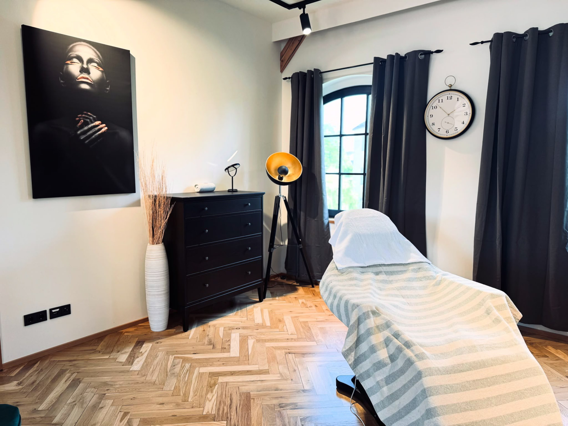 Behandlungsraum im Studio Art of Contour in Radebeul